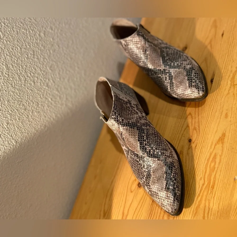 Lucky Brand~Neutral~Snakeskin Print~Pointed Toe~Block Heel~Ankle Booties~Size 10